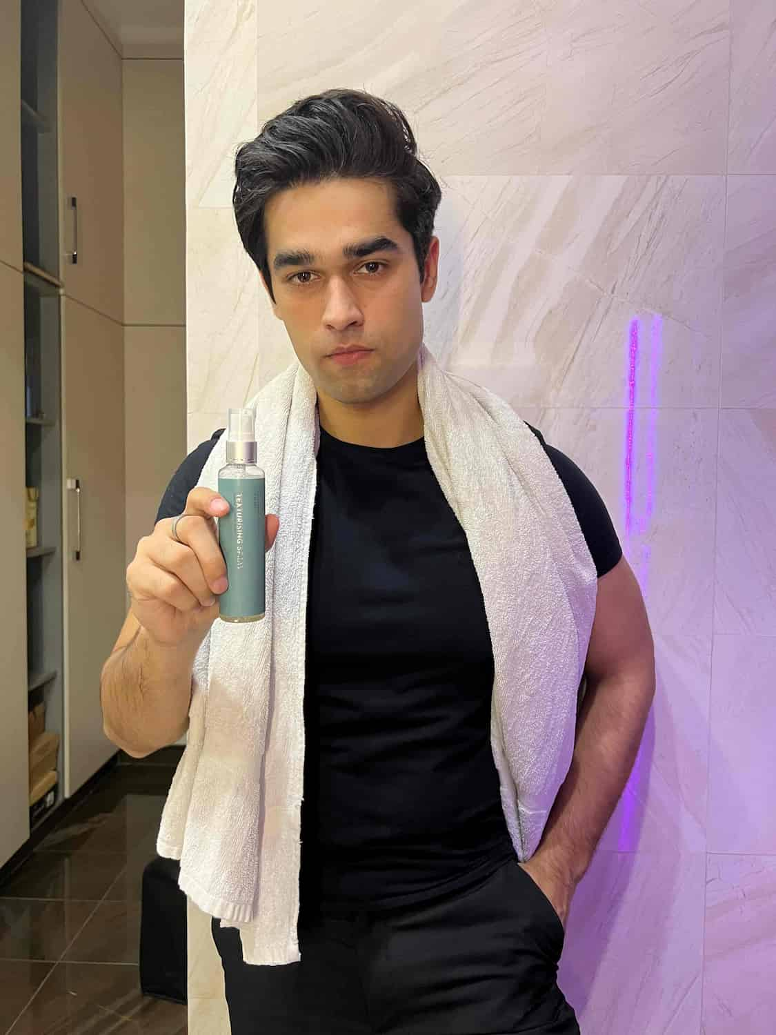 Guy holding texturising serum 